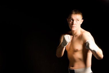 yakışıklı genç boksör antrenman