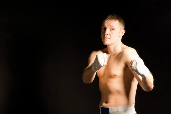 Determinado intenso jovem pugilista — Fotografia de Stock