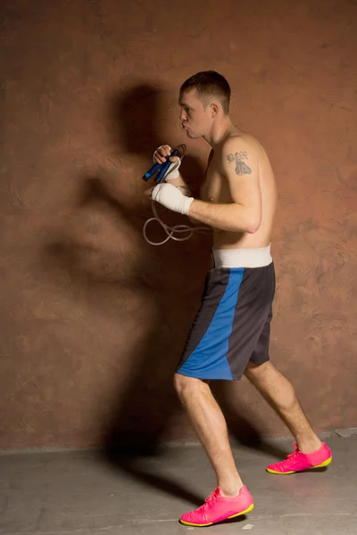 Entrenamiento de boxeador joven en el ring — Foto de Stock