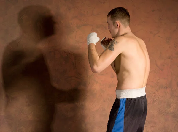 Boxeador joven en entrenamiento de fitness haciendo ejercicio — Foto de Stock