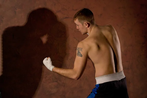 Genç boksör ringde mücadele uygun — Stok fotoğraf