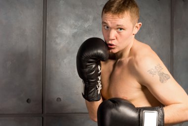 çalışma dışarı dövmeli genç boksör