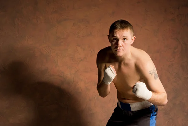 Злой решительный молодой боксер — стоковое фото