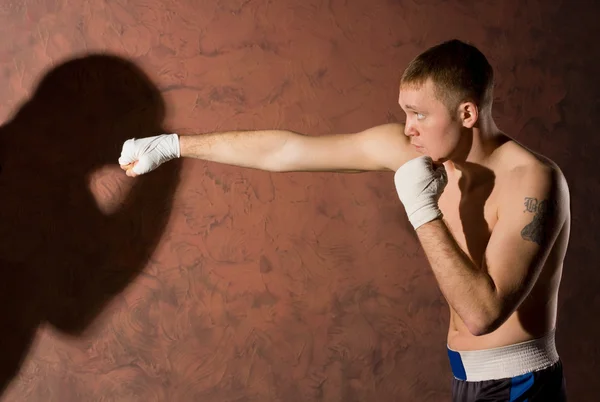 Junger Boxer schlägt seinen Gegner — Stockfoto