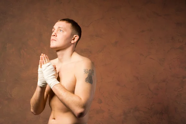 Young boxer praying before a match — Stock Photo, Image