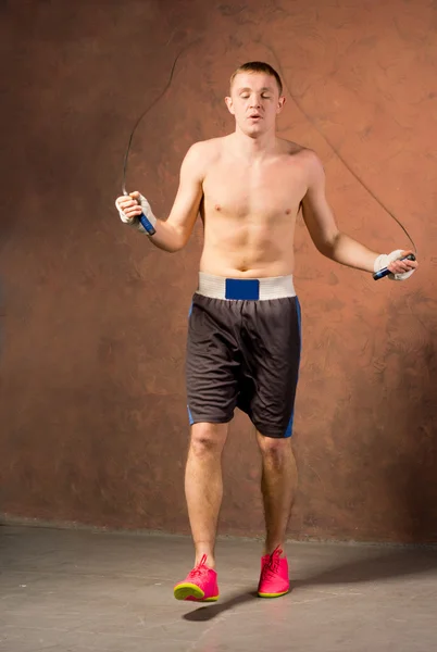 Boxer training using a skipping rope — Stock Photo, Image