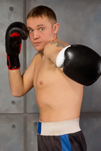 Boxer determinado jogando um soco ou um soco — Fotografia de Stock