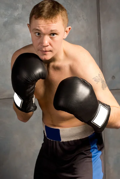 Jovem boxeador profissional em uma luta — Fotografia de Stock
