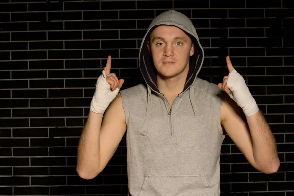 Joven boxeador optimista apuntando hacia arriba — Foto de Stock