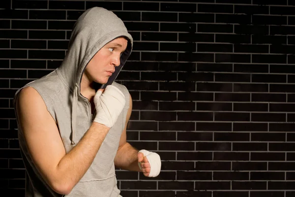 Entschlossener junger Boxer in einem — Stockfoto