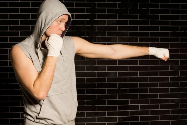 Ajuste joven boxeador haciendo ejercicio — Foto de Stock