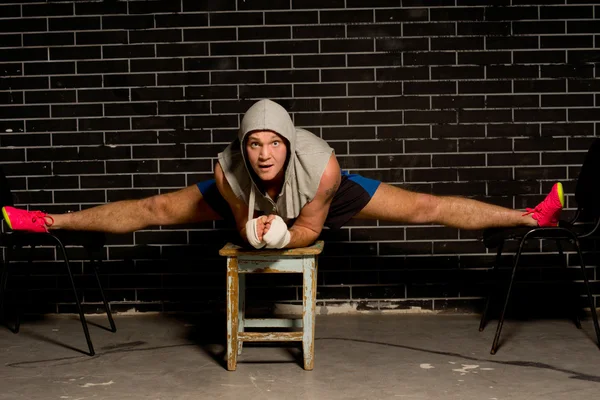 Boxer stretching and strengthening his leg muscles — Stock Photo, Image