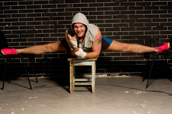 Boxer flexível otimista confiante trabalhando para fora — Fotografia de Stock
