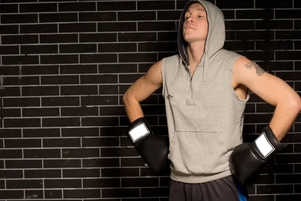 Boxeador haciendo ejercicios de respiración antes de una pelea — Foto de Stock