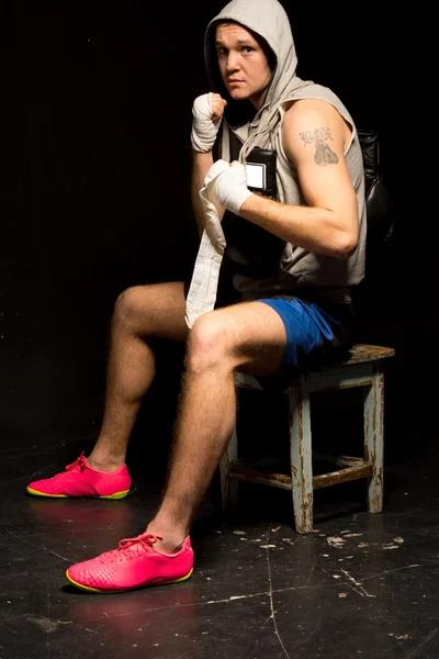 Boxeador sentado en un taburete esperando su pelea — Foto de Stock