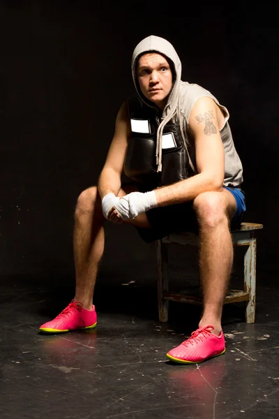 Joven boxeador tomando un descanso del entrenamiento — Foto de Stock