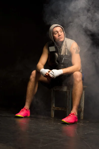 Junger Boxer, der geduldig auf seinen Kampf wartet — Stockfoto