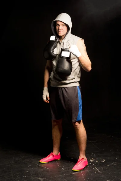 英俊坚定的年轻的拳击手 — 图库照片