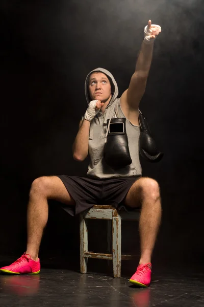 Boxeador apuntando al cielo mientras se psiquea — Foto de Stock