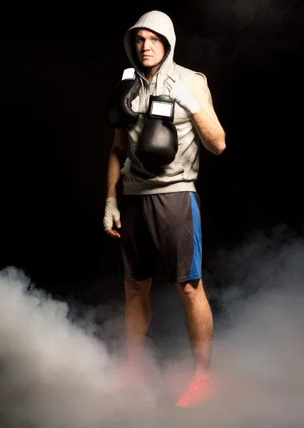 Grimmig dreinblickender Boxer entschlossen zum Sieg — Stockfoto