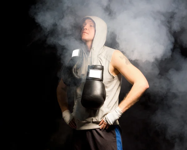 Junger Boxer atmet tief durch, um seine Nerven zu beruhigen — Stockfoto