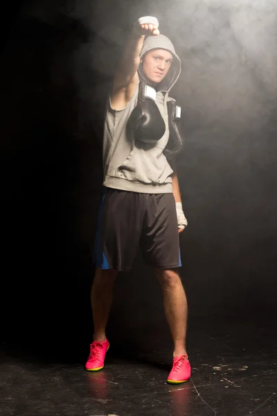 Güç selamı veren genç boksör — Stok fotoğraf