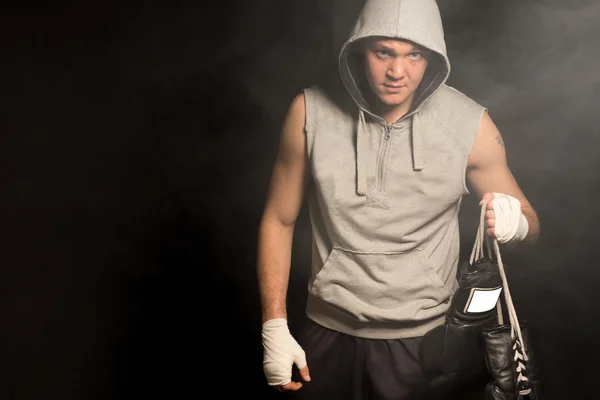 Grimmig dreinblickender Boxer verlässt einen Kampf nach einer Niederlage — Stockfoto