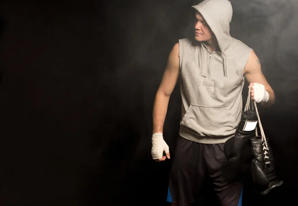 Junger Boxer kommt zum Kampf — Stockfoto