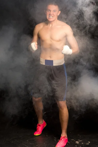Boxer grimacer avec l'effort de la lutte — Photo