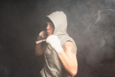 bir yumruk atmak genç boksör