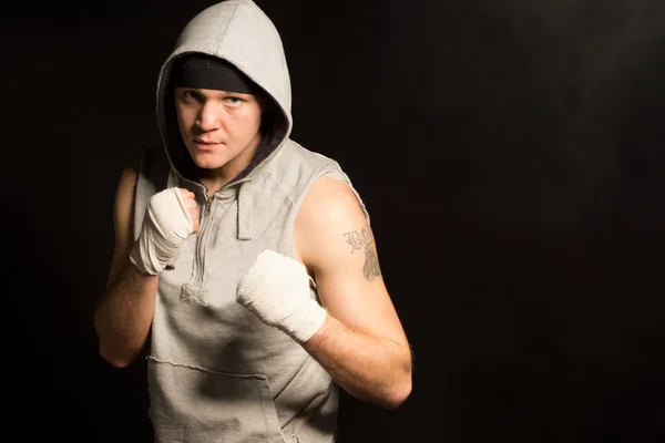 Intenso determinado joven boxeador —  Fotos de Stock