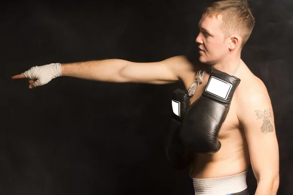 Ajuste jovem boxeador de pé apontando — Fotografia de Stock