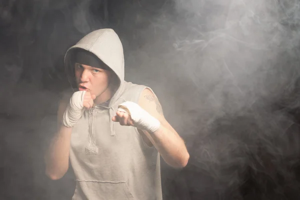 Jeune boxeur se battant avec des poings bandés — Photo