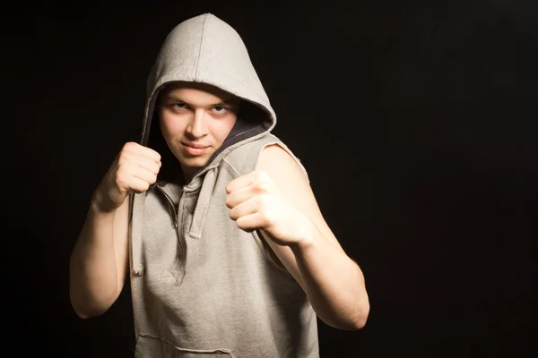 Determinado enojado joven boxeador en un capucha superior — Foto de Stock