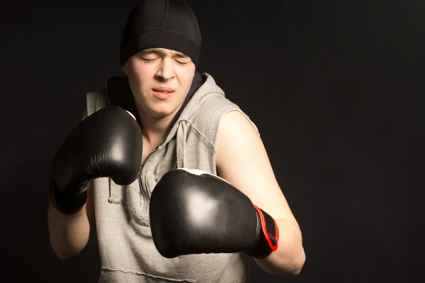 Junger Boxer grimassiert vor Schmerzen — Stockfoto