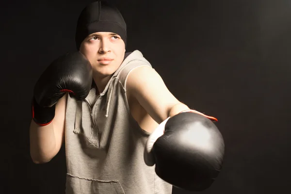Молодой боксер работает в тренировочной сессии — стоковое фото