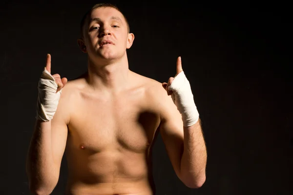 Självsäker ung boxare gestikulerande hans optimism — Stockfoto