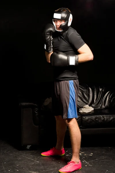 Joven boxeador esperando entrar en el ring — Foto de Stock