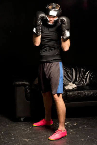 Joven boxeador en guardia — Foto de Stock