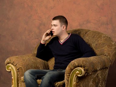 şok genç adam için bir mobil telefon dinleme