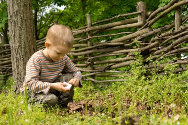 rustik bir çitin yanında bir ateş yakmak yong boy