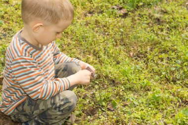 genç çocuk ile bir kutu kibrit