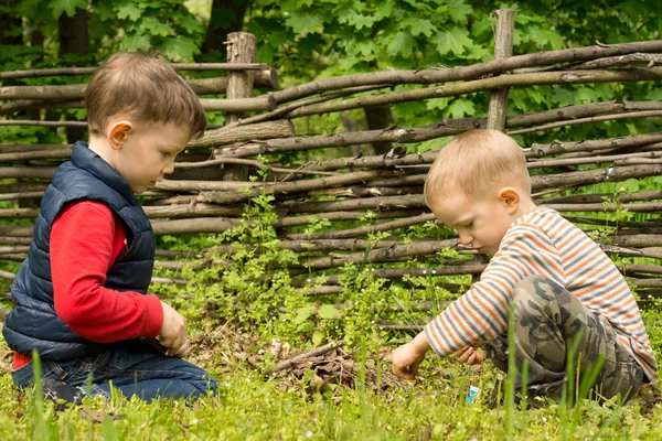 二つの若い男の子のキャンプファイヤーを照明で遊んで — ストック写真