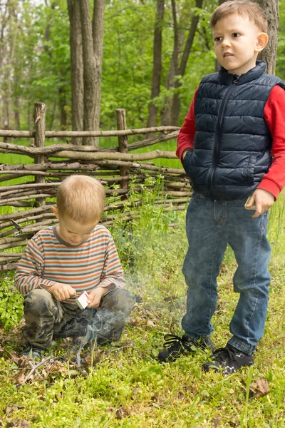 Two young boys learning survival skills — Stock Photo, Image