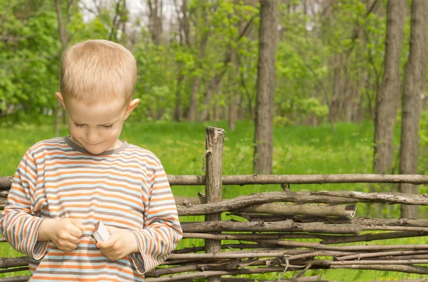 Mignon petit garçon luttant pour allumer un match — Photo