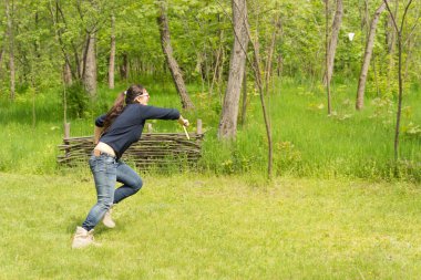 atletik kadın badminton oynarken