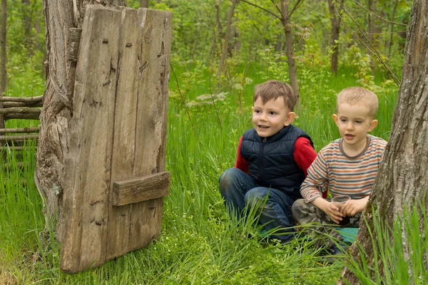 Deux mignons jeunes garçons ludiques — Photo