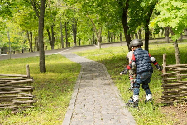 Två unga pojkar i inlines — Stockfoto