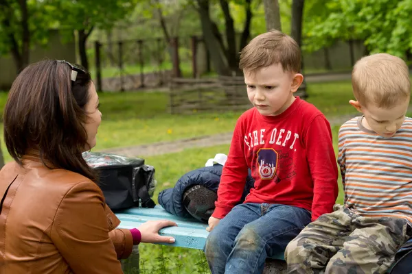 Küçük bir çocuk ile ciddi bir konuşma olan kadın — Stok fotoğraf