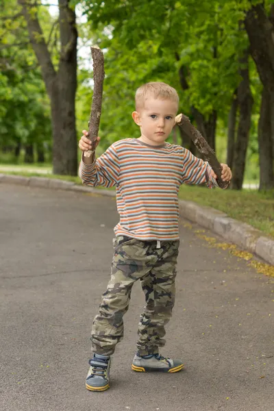 Schattige kleine jongen oefenen stick vechten — Stockfoto